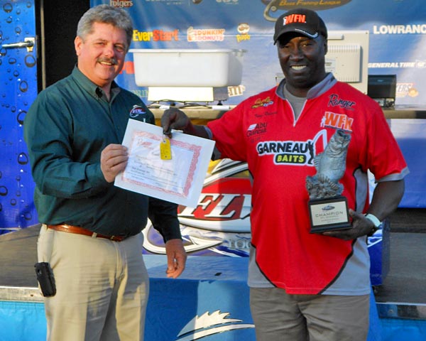 FLW Outdoors tournament director Anthony Wright presents Tommy Robinson BFL Regional prizes and trophy